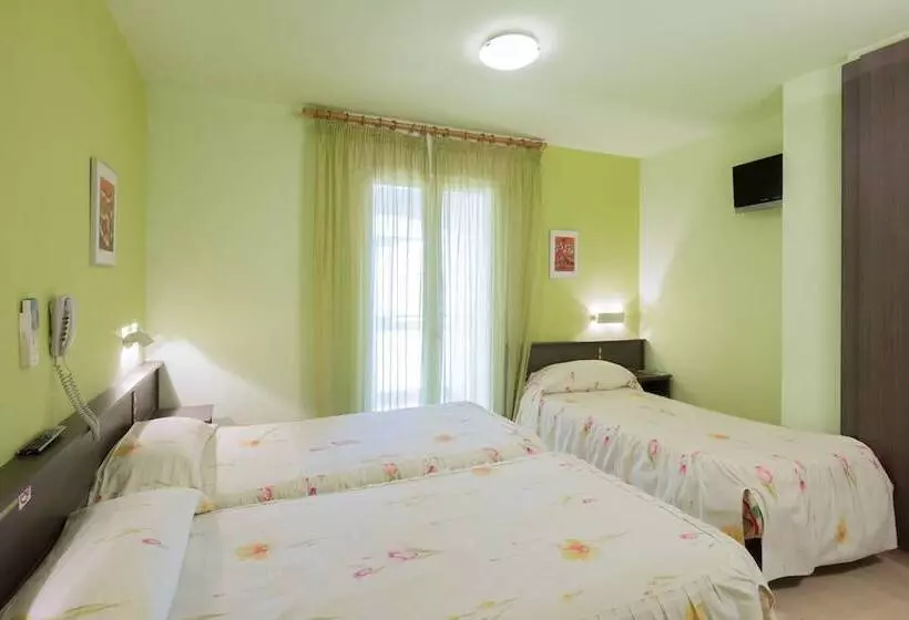 ペンション Hostal La Vila