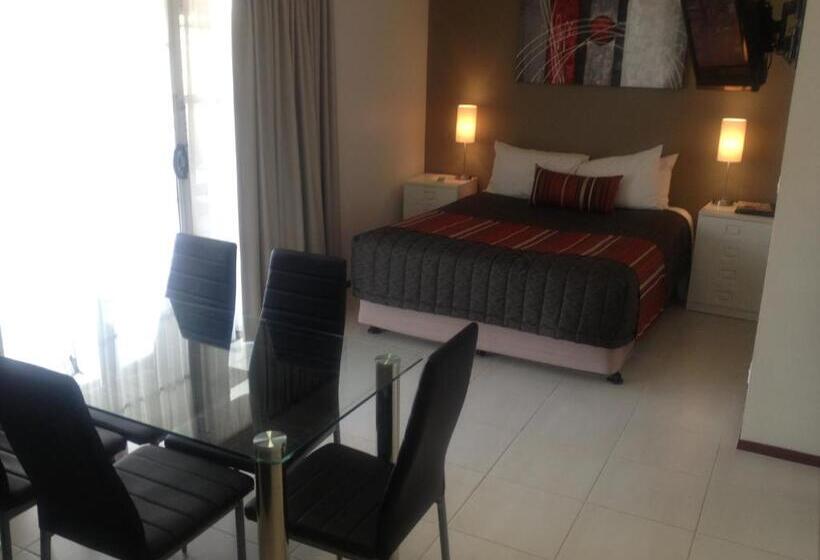 Redwood Manor Motel Apartments