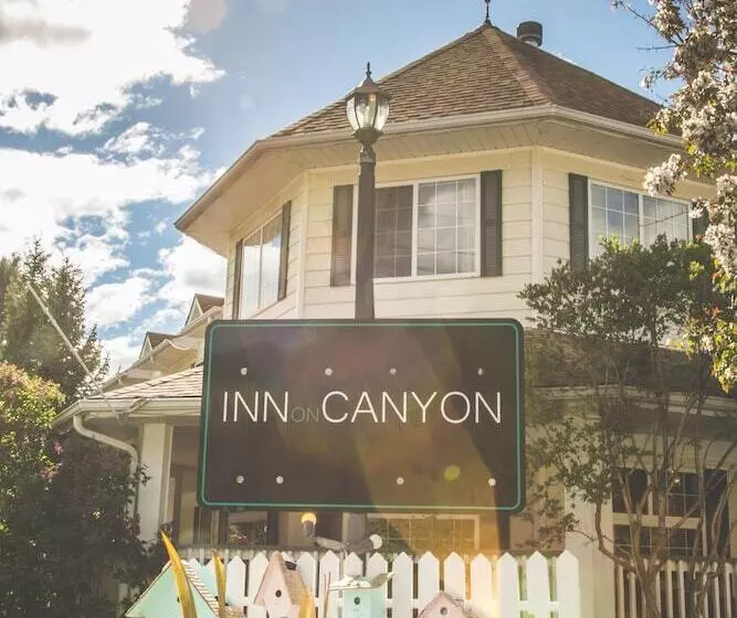 Retkeilymaja Inn On Canyon