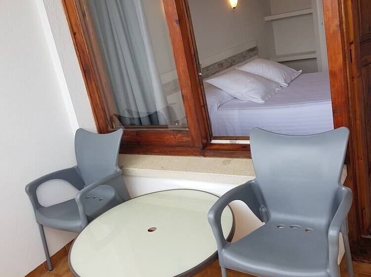 Отель Hostal Ondina