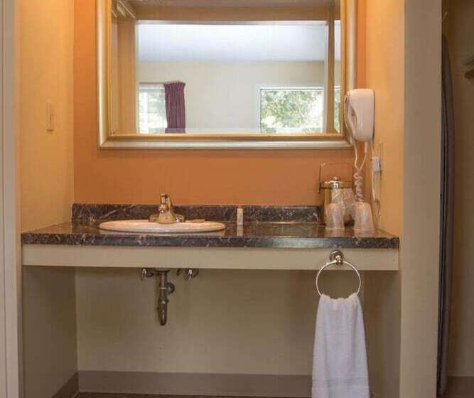 ユースホステル Colonnade Inn