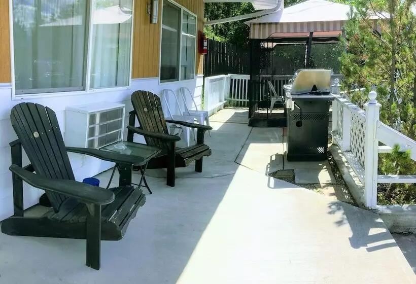 Crescent Motel