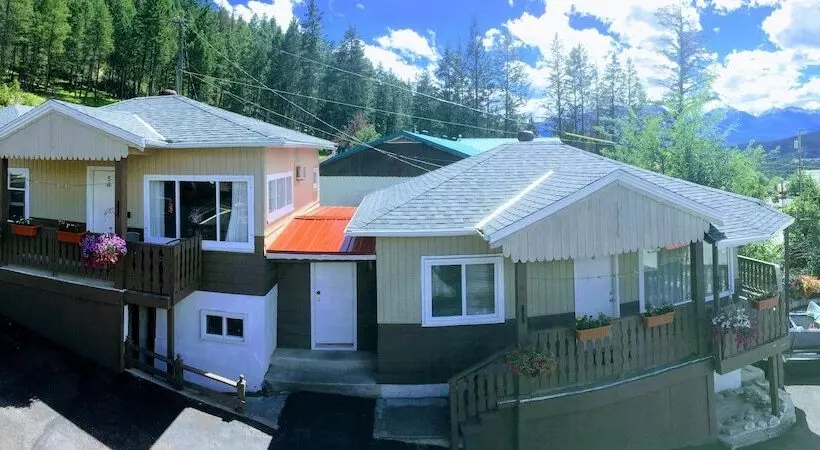 Crescent Motel