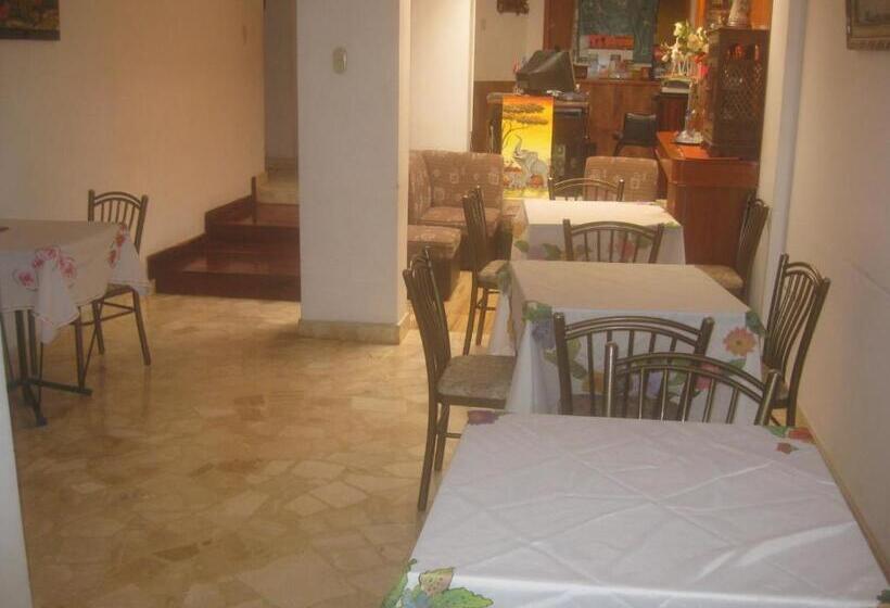 פנסיון Hostal Camiluz