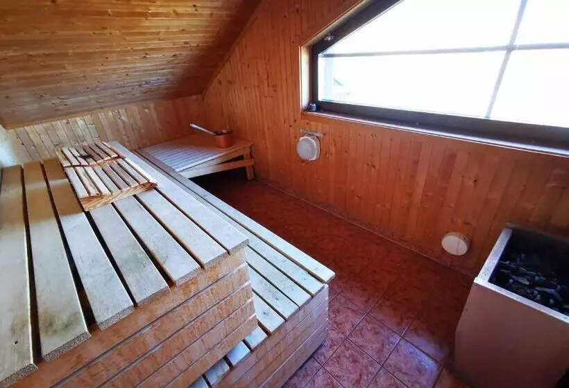 Majatalo Abisko Guesthouse & Activities