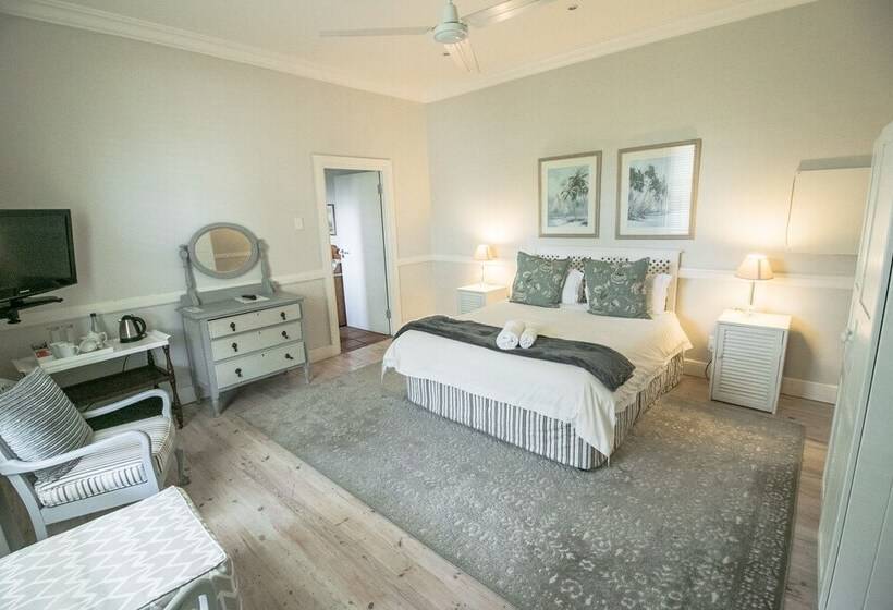 פנסיון First Avenue Guesthouse