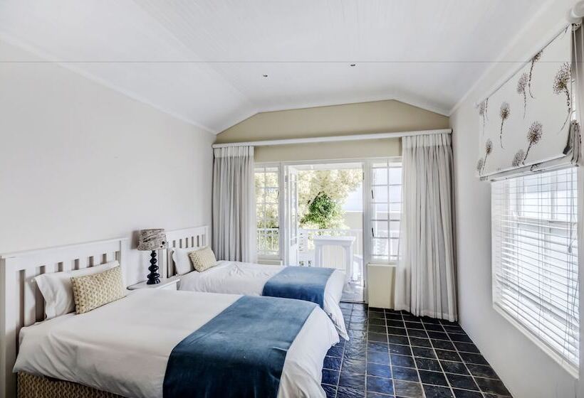 פנסיון First Avenue Guesthouse