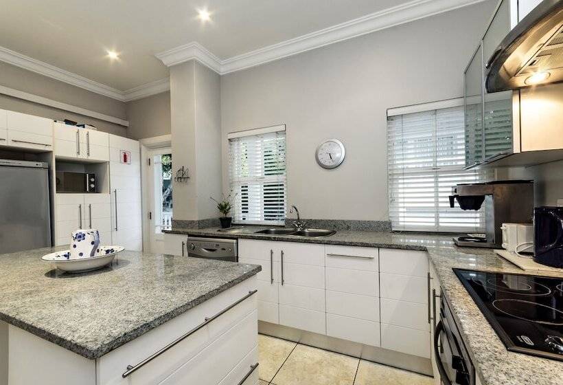 פנסיון First Avenue Guesthouse