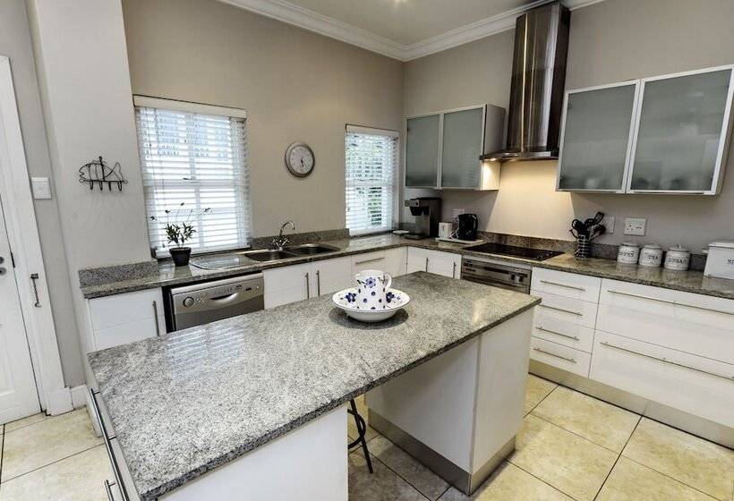 פנסיון First Avenue Guesthouse