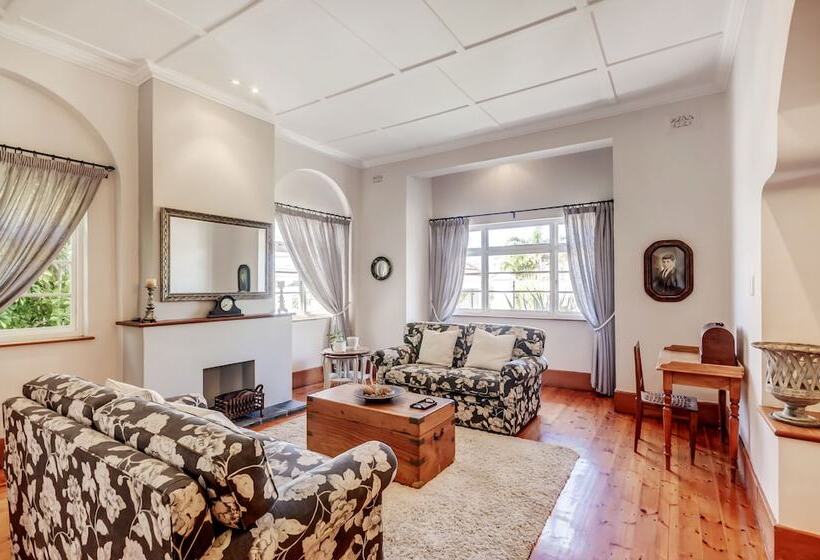 פנסיון First Avenue Guesthouse