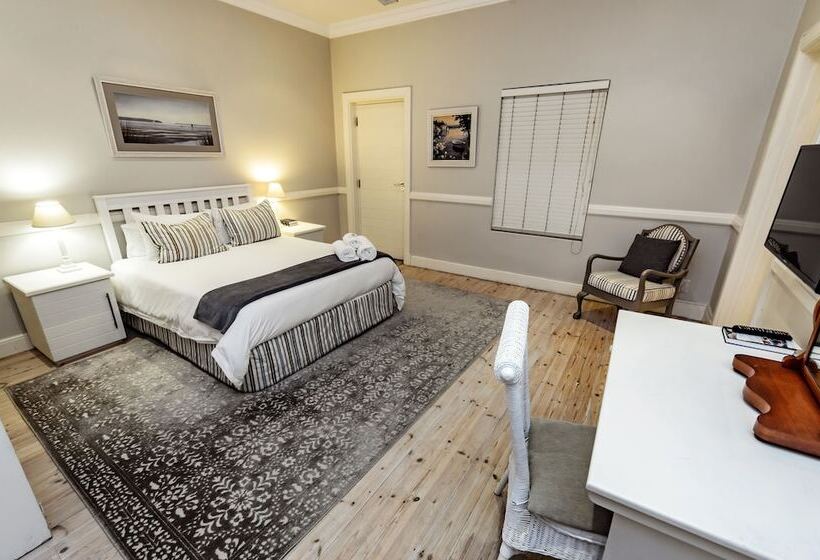 פנסיון First Avenue Guesthouse