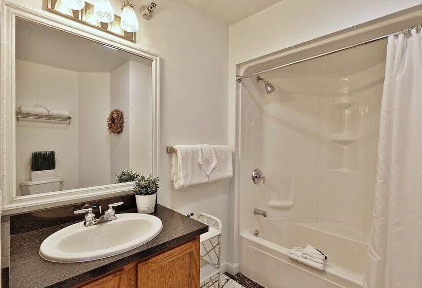 호텔 The Birch Ridge: European Room #8   King Suite In Killington, Vermont. Hot Tub. 1 Bedroom Home