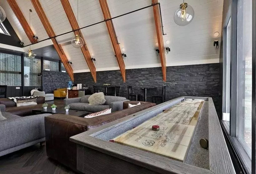 Hotelli The Birch Ridge: European Room #8   King Suite In Killington, Vermont. Hot Tub. 1 Bedroom Home