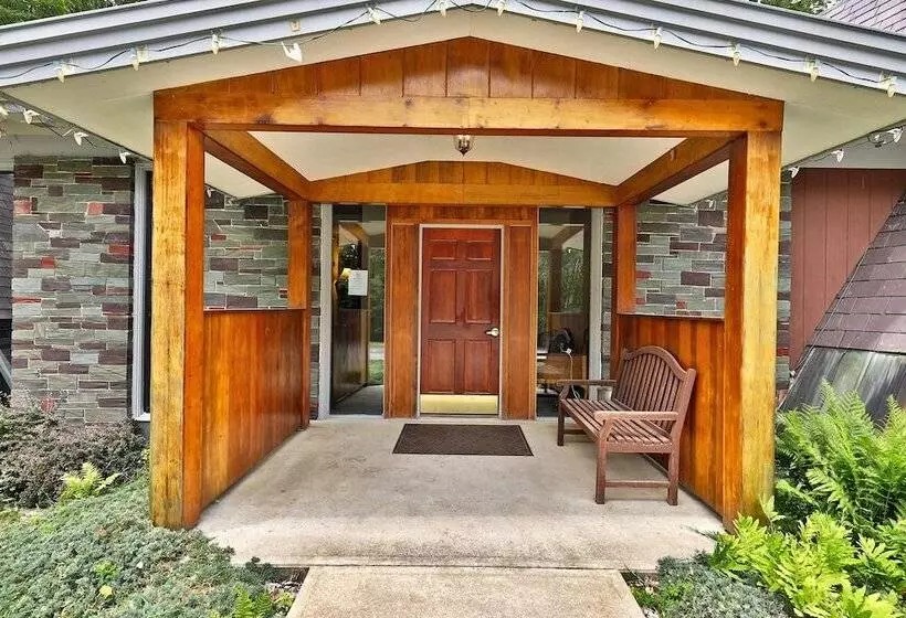 Hotelli The Birch Ridge: European Room #8   King Suite In Killington, Vermont. Hot Tub. 1 Bedroom Home