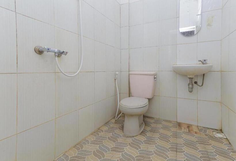 Отель Reddoorz Plus Near Museum Angkut Batu 4