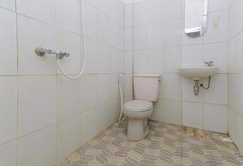 ホテル Reddoorz Plus Near Museum Angkut Batu 4