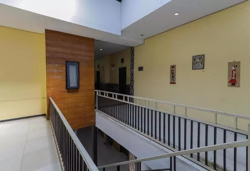 ホテル Reddoorz Plus Near Museum Angkut Batu 4