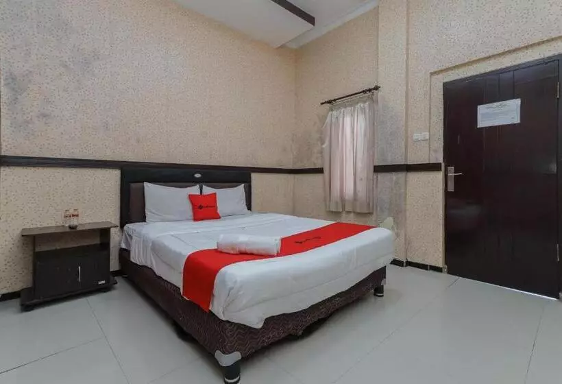 ホテル Reddoorz Plus Near Museum Angkut Batu 4