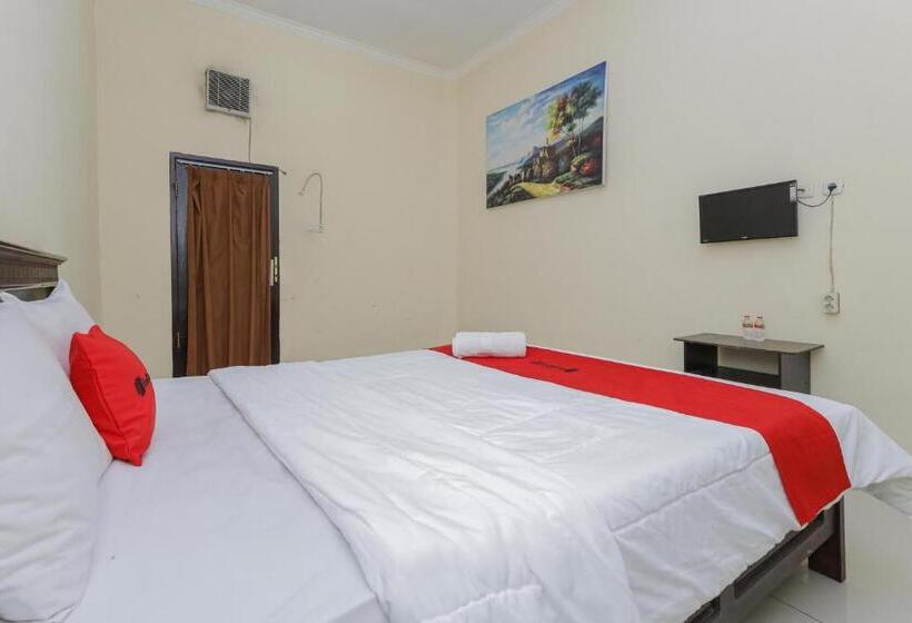 Отель Reddoorz Plus Near Museum Angkut Batu 4