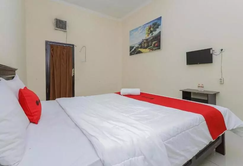 ホテル Reddoorz Plus Near Museum Angkut Batu 4