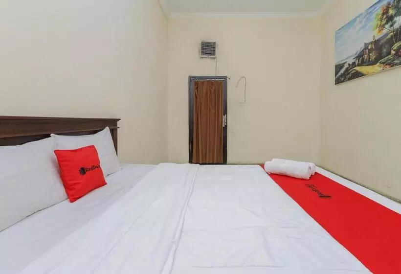 ホテル Reddoorz Plus Near Museum Angkut Batu 4