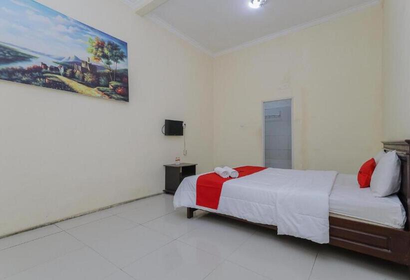 Отель Reddoorz Plus Near Museum Angkut Batu 4