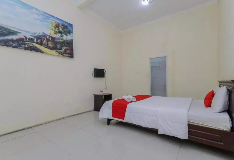 ホテル Reddoorz Plus Near Museum Angkut Batu 4