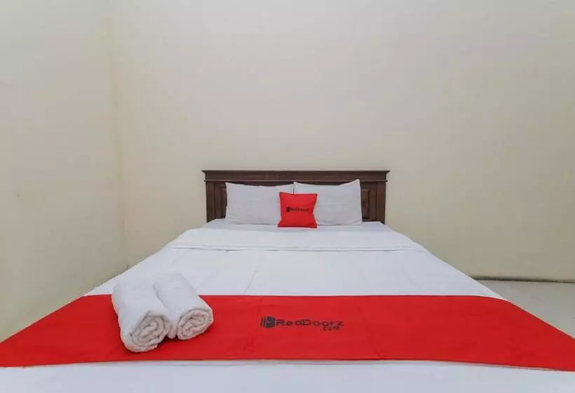 ホテル Reddoorz Plus Near Museum Angkut Batu 4