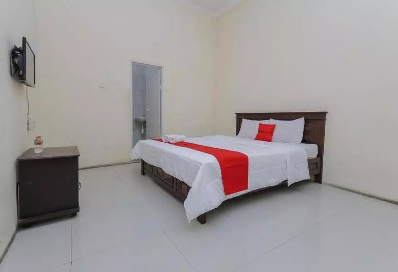 ホテル Reddoorz Plus Near Museum Angkut Batu 4