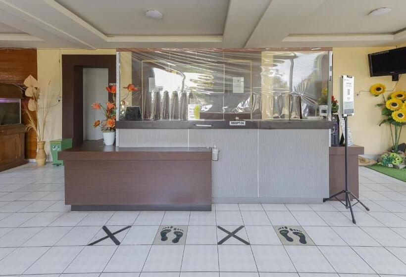 Отель Reddoorz Plus Near Museum Angkut Batu 4