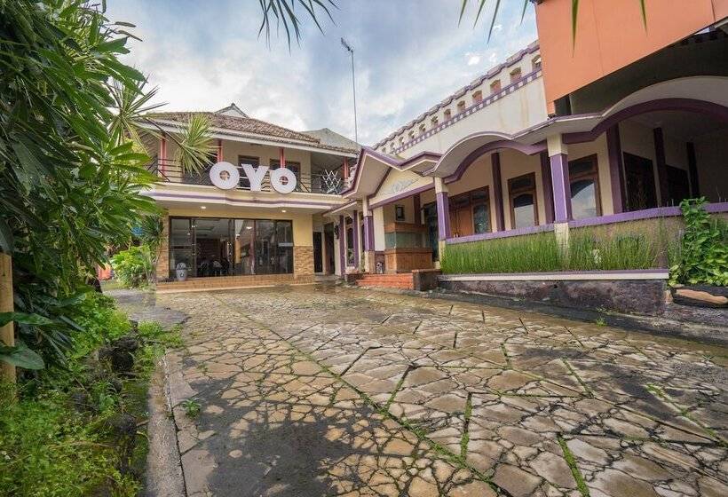 Отель Reddoorz Plus Near Museum Angkut Batu 4