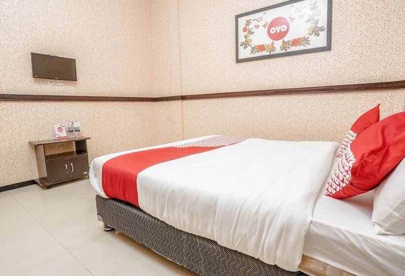 Отель Reddoorz Plus Near Museum Angkut Batu 4