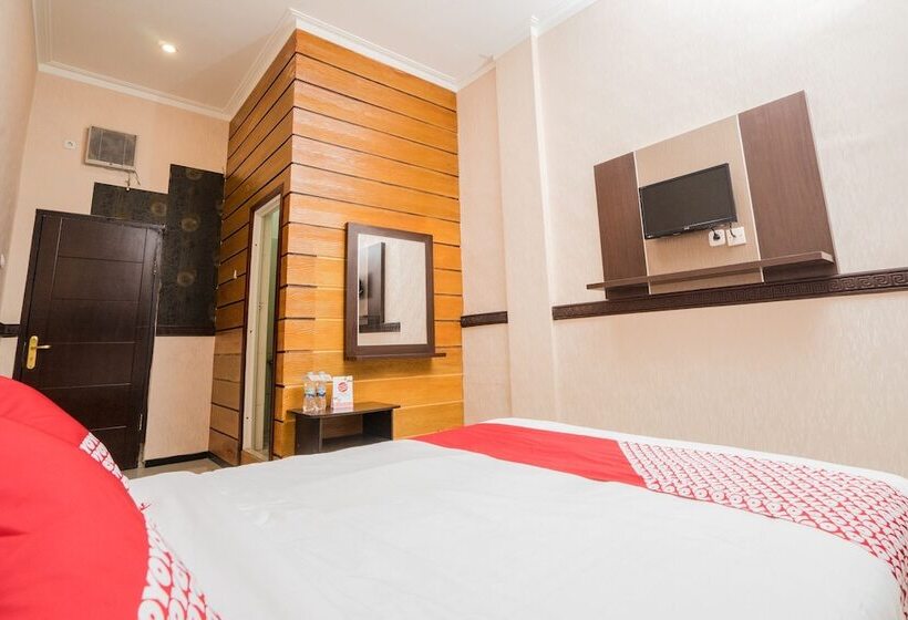 Отель Reddoorz Plus Near Museum Angkut Batu 4