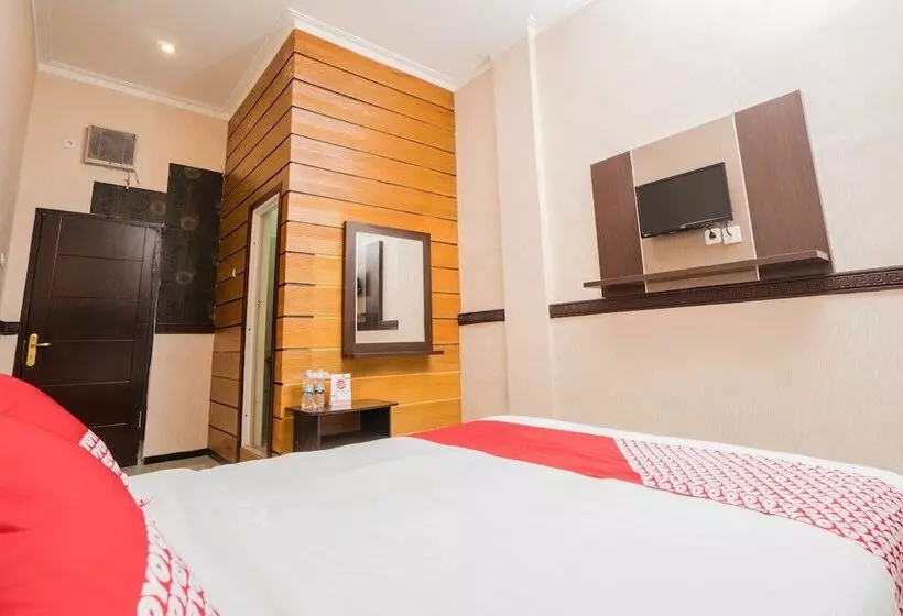 ホテル Reddoorz Plus Near Museum Angkut Batu 4