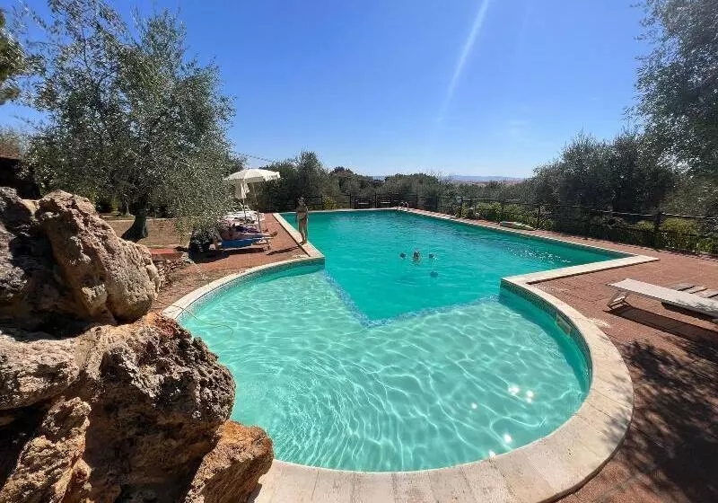 Hotelli Agriturismo Le Querciole