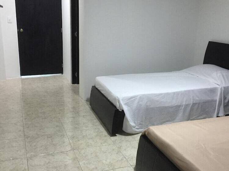 Общежитие Hostal Central Beach