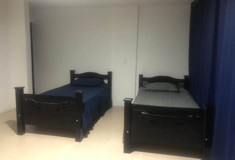 Общежитие Hostal Central Beach