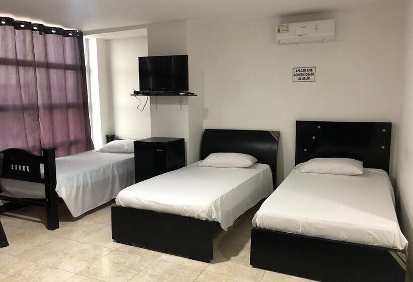 Общежитие Hostal Central Beach