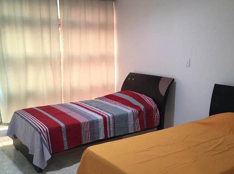 Общежитие Hostal Central Beach