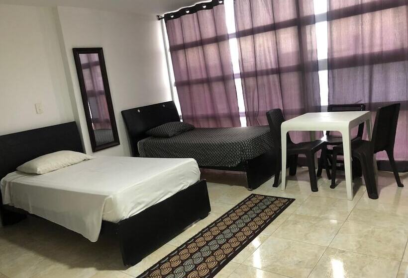 Общежитие Hostal Central Beach