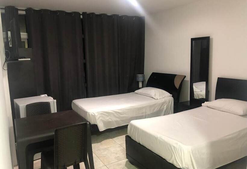 Общежитие Hostal Central Beach