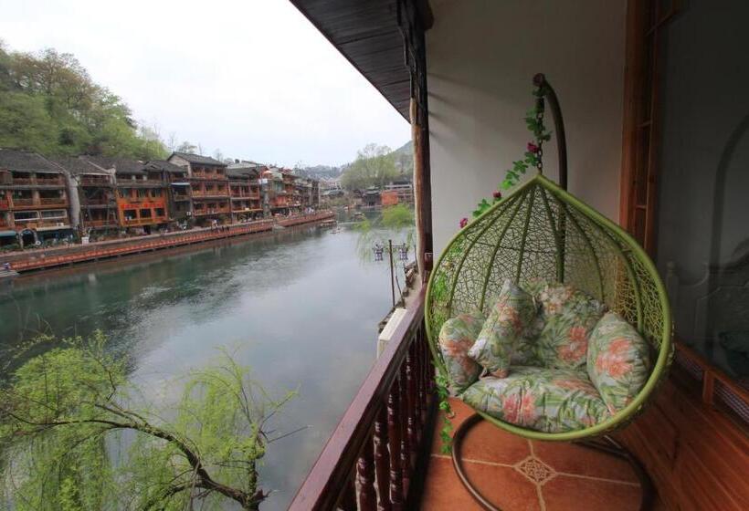 פנסיון Fenghuang Memory Linjiang Inn