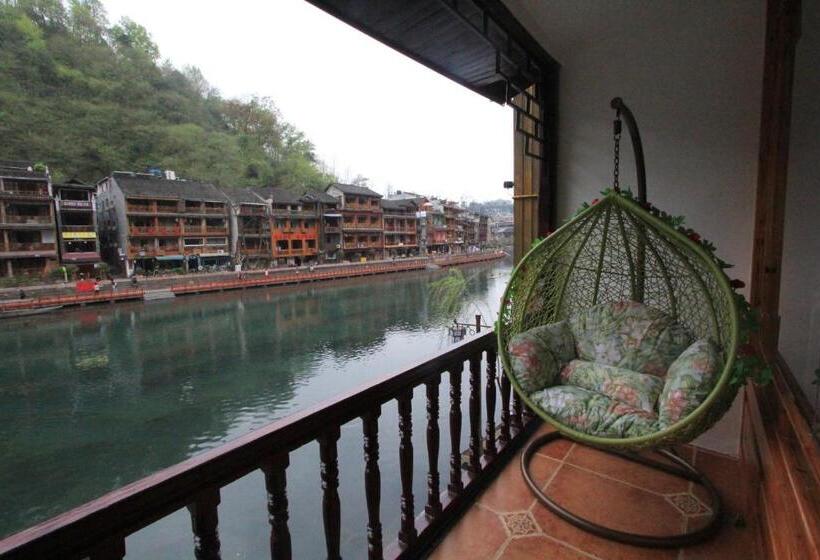 פנסיון Fenghuang Memory Linjiang Inn