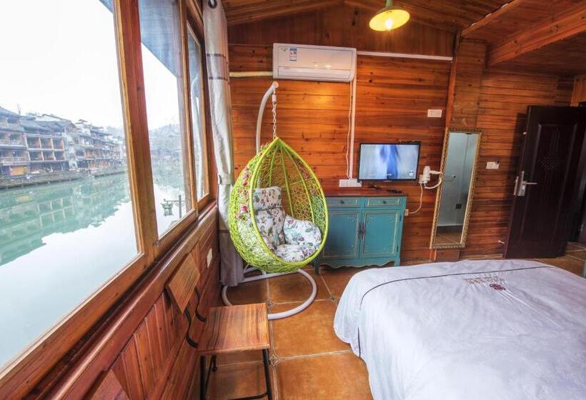 פנסיון Fenghuang Memory Linjiang Inn