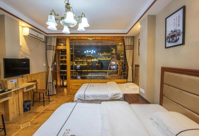 פנסיון Fenghuang Memory Linjiang Inn