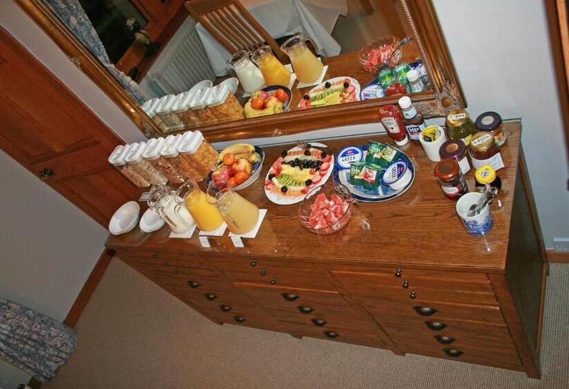 Пансион West Acre House