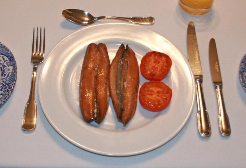 Пансион West Acre House