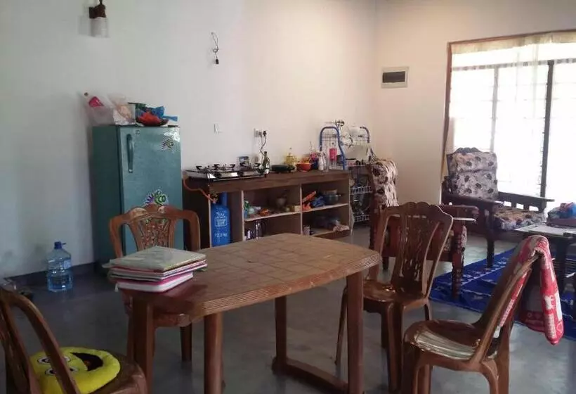 ペンション Pathum Family Home