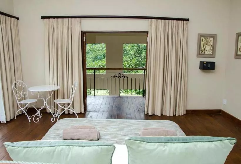 Hotelli Villa Rostrata On Lake