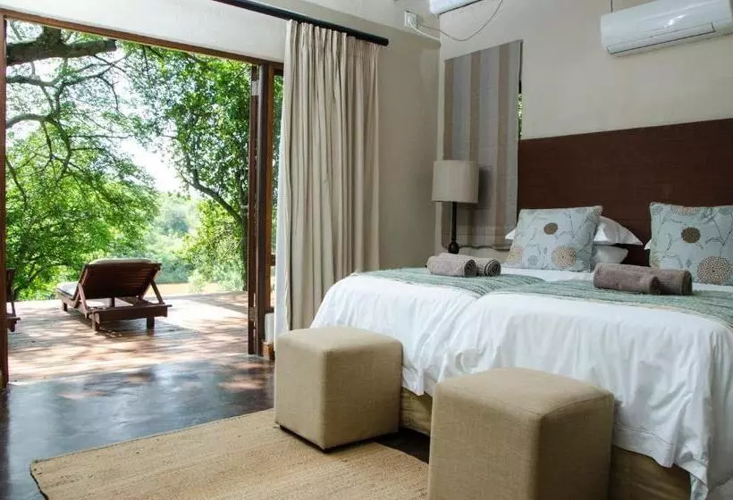 Hotelli Villa Rostrata On Lake